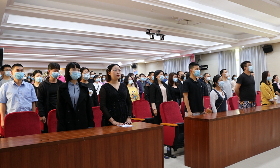 全体起立 奏唱国歌.JPG.jpg