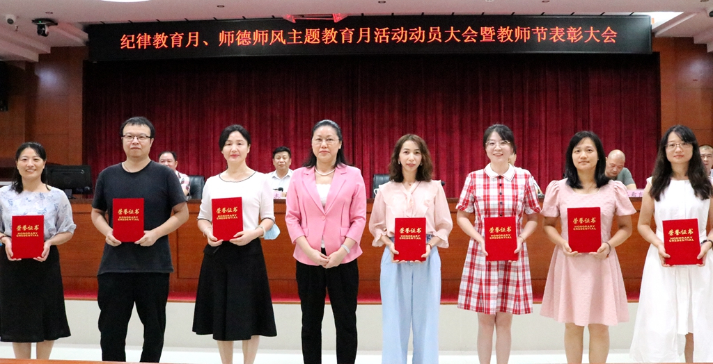 校优秀班主任.jpg 校优秀班主任.jpg