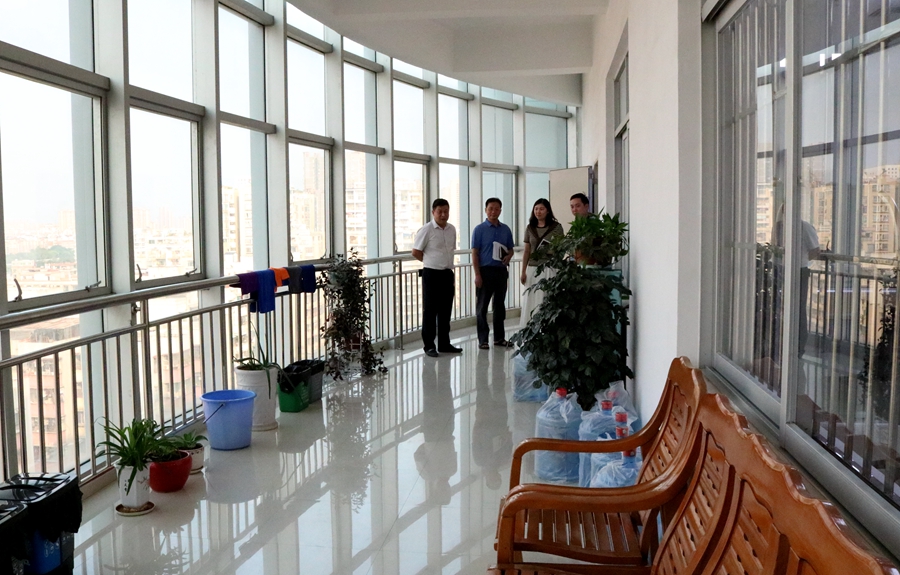 办公室阳台窗明几净.jpg 办公室阳台窗明几净.jpg