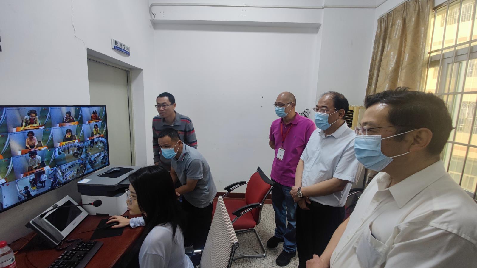 普通话测试监控室.jpg 普通话测试监控室.jpg