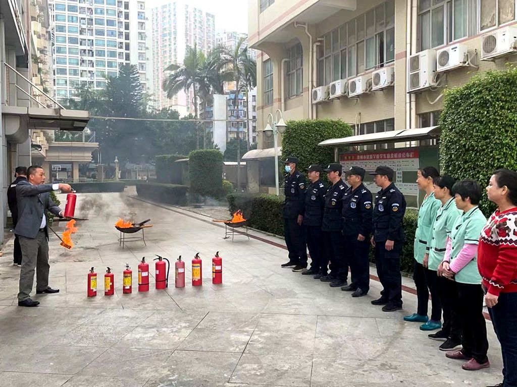 灭火器实际操作.jpg 灭火器实际操作.jpg