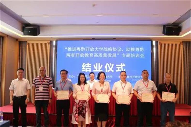 颁发证书2.jpg 颁发证书2.jpg