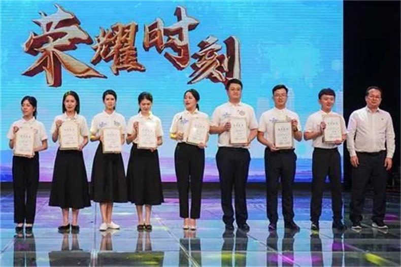 颁奖.jpg 颁奖.jpg