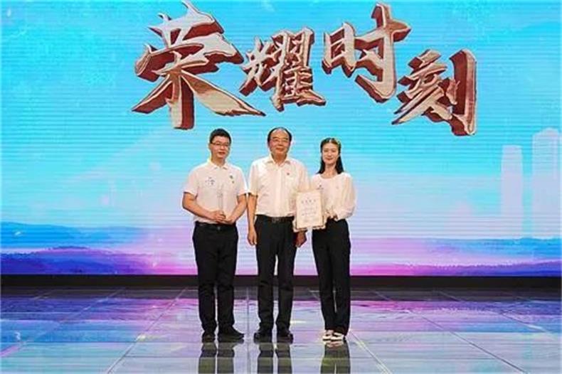 颁奖2.jpg 颁奖2.jpg