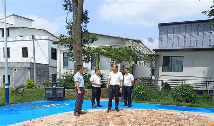 参观.jpg 参观.jpg