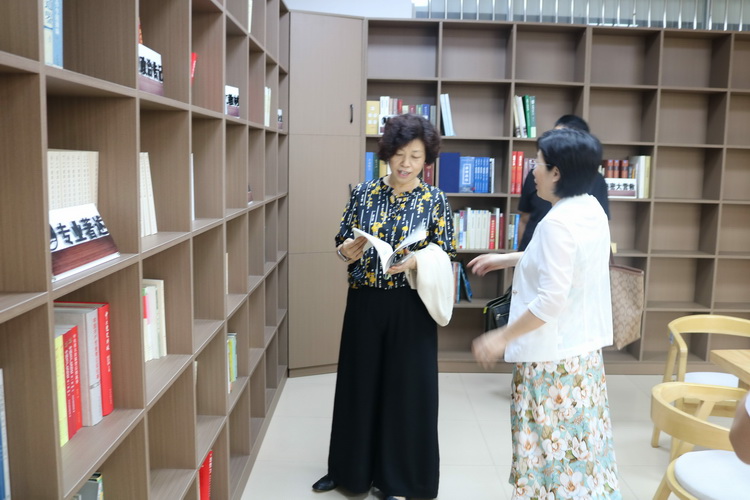 参观公文写作学院.jpg 参观公文写作学院.jpg