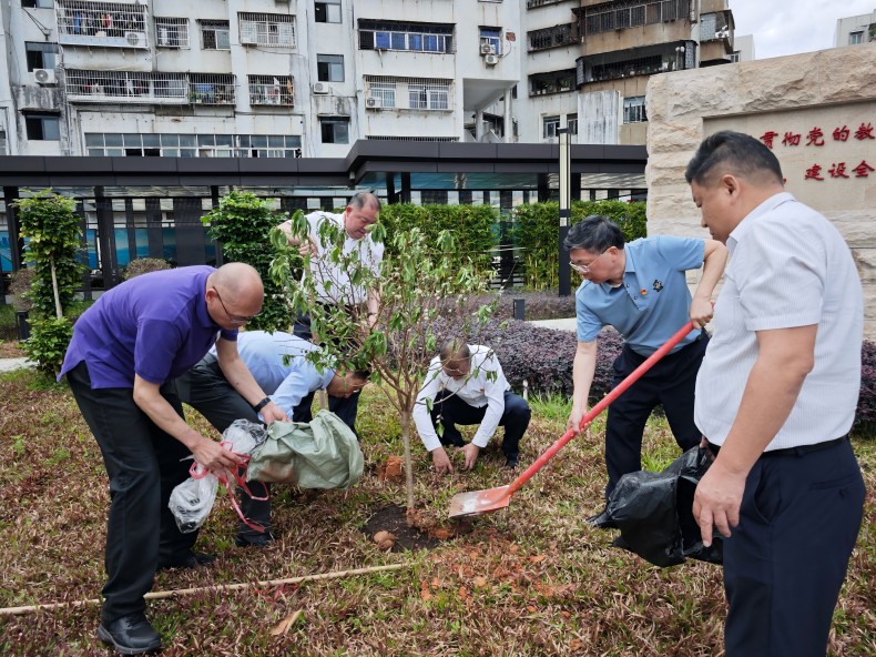 校领导植树.jpg 校领导植树.jpg